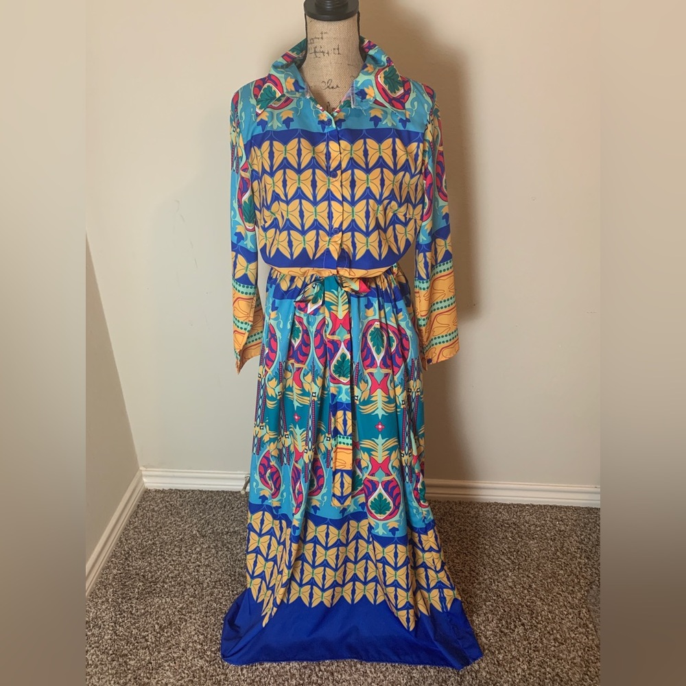 Multicolor dress with belt.